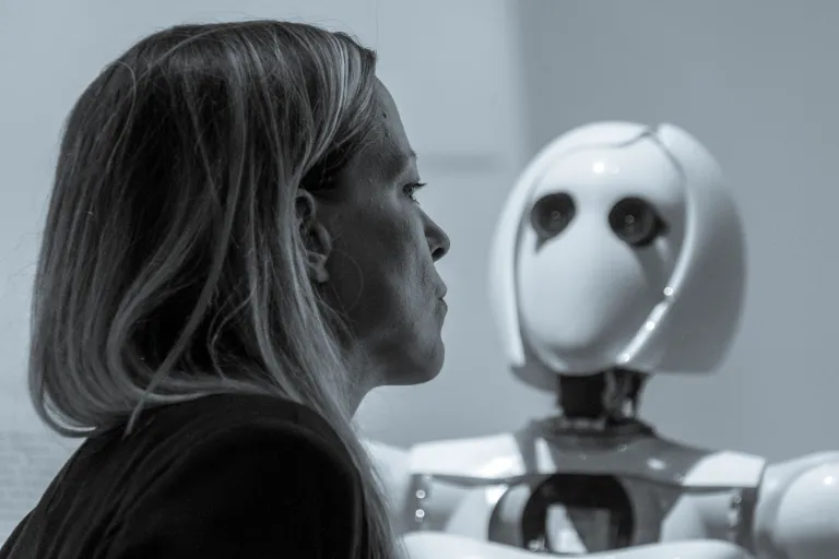 Kde vás v&nbsp;ČR obslouží robotický číšník? Bellabot s&nbsp;kočičí tváří